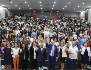 Rektör Prof. Dr. Necdet Budak çiçeği burnunda Egelilerle oryantasyon programı kapsamında buluşuyor