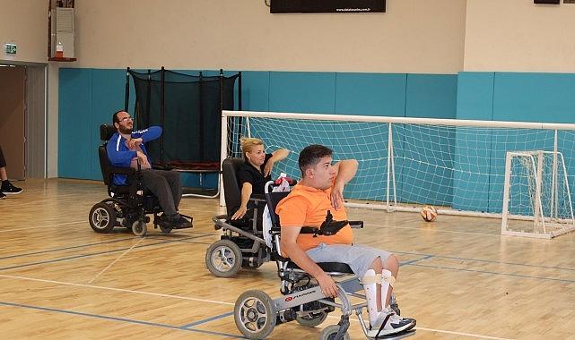 Tekerlekli sandalyeli zeybek grubu sahneye çıkıyor