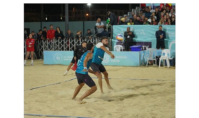 Türk voleybol tarihinde bir birinci yaşandı! Plaj Voleybolu Erkek Ulusal Kadrosu birinci kere şampiyon oldu.