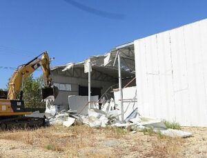 Ürünlü’de 2 kaçak yapı yıkıldı