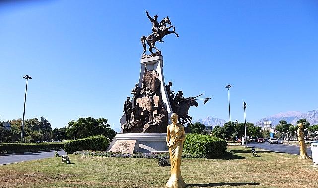 Venüs heykelleri kenti süslemeye başladı