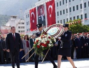 29 Ekim Bayram Coşkusu Çelenk Sunumuyla Başladı