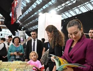 Ahmet Ümit Antalya Kitap Fuarı’nda okurlarıyla buluştu