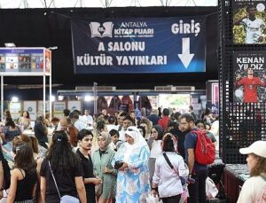 Antalya’da kitap şöleni yaşanıyor