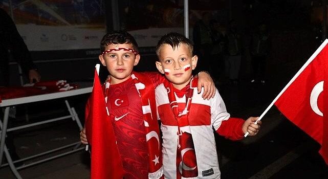 Büyükşehir’den ulusal maça binlerce bayrakla dayanak