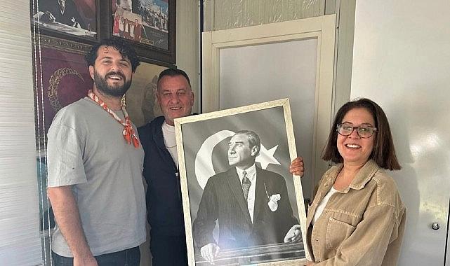 Çeşme Belediyesi’nden Muhtarlar Haftasında manalı ikram: Atatürk tablosu