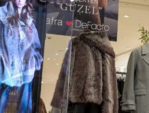 DeFacto’dan, Afra Saraçoğlu’nun Yapay Zekâ Destekli Hologramıyla Türkiye’de Bir İlk