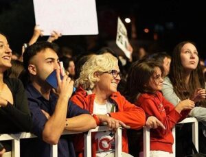 Didim’de Cumhuriyet Coşkusu: Didimliler Meydanı Doldurarak Bayramı Kutladı