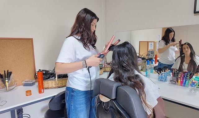 En özel kuaförler yeteneklerini anneleriyle paylaştı