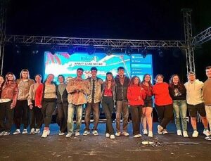 Gençler Büyükşehir’in Foça’daki kampında gönüllerince eğlendi