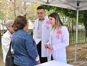 Göğüs Kanseri için Pembe Çiçekler Toprakla Buluştu