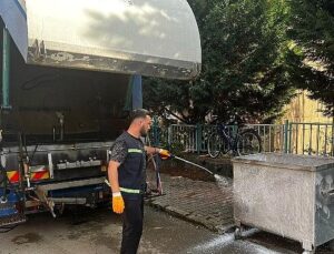 Gölcük’te çöp konteynerleri tertipli olarak temizleniyor
