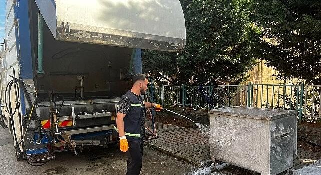 Gölcük’te çöp konteynerleri tertipli olarak temizleniyor
