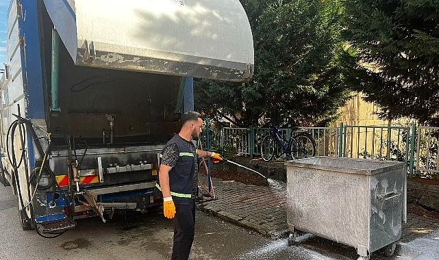 Gölcük’te çöp konteynerleri tertipli olarak temizleniyor