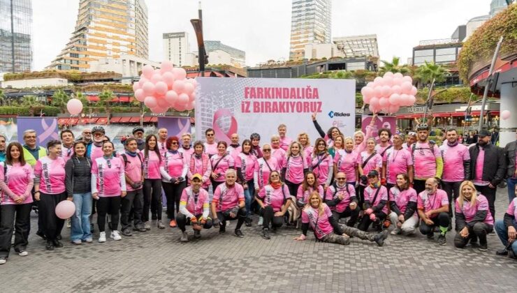 İstanbul’un Caddeleri Pembeye Boyandı