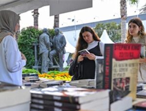 İZKİTAP’ta edebiyat şöleni sürüyor