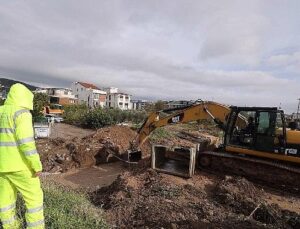 İzmir Büyükşehir Belediyesi grupları Bergama’da çok yağışlarla uğraş ediyor