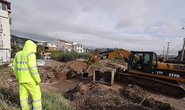 İzmir Büyükşehir Belediyesi grupları Bergama’da çok yağışlarla uğraş ediyor