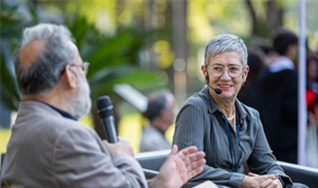 İzmir Memleketler arası Edebiyat Şenliği başladı