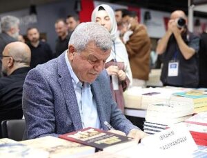 Karaosmanoğlu, Kitap Fuarı’nda kitabını imzaladı