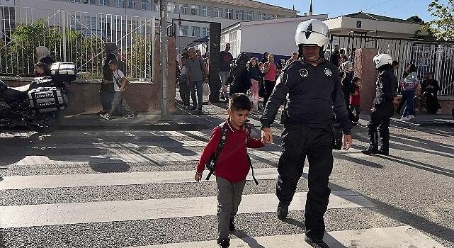 Keçiören Zabıtasından Okul Önlerinde İnançlı Ulaşım Seferberliği
