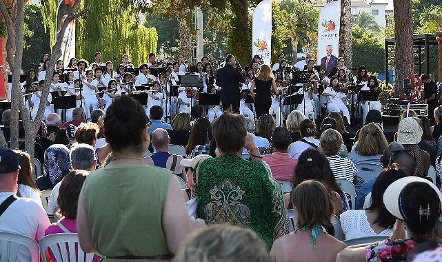Kemer’de sokak hayvanları faydasına üçüncü konser