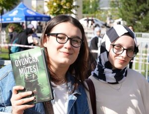 Kitap Fuarı’nda genç müelliflere ağır ilgi