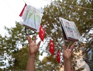 Kocaeli’de gelenek bozulmadı, kitaplar yeniden birinci ağaçlarda açtı!