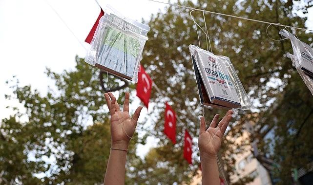 Kocaeli’de gelenek bozulmadı, kitaplar yeniden birinci ağaçlarda açtı!