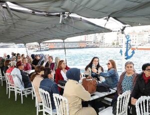 Küçükçekmeceli bayanlar İstanbul Boğazı’nda