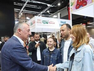Lider Büyükakın fuarı gezdi kitap severler ile sohbet etti
