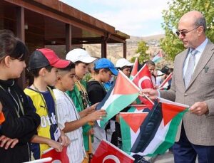 Lider Pekyatırmacı Sille Tabiat Okulu’nda Öğrencilerle Bir Ortaya Geldi