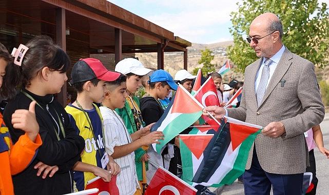 Lider Pekyatırmacı Sille Tabiat Okulu’nda Öğrencilerle Bir Ortaya Geldi