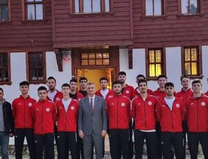 Lider Sezer, voleybol grubuna moral verdi