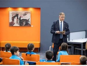Lider Tugay kütüphanede çocuklara kıssa okudu