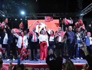 Menemen’de binler, Cumhuriyet sevgisiyle yürüdü