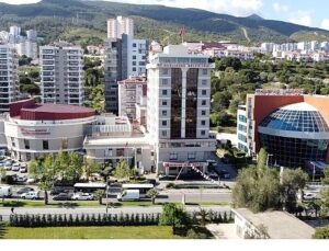 Narlıdere Belediyesi’nden minik öğrencilere çanta ve kırtasiye takviyesi