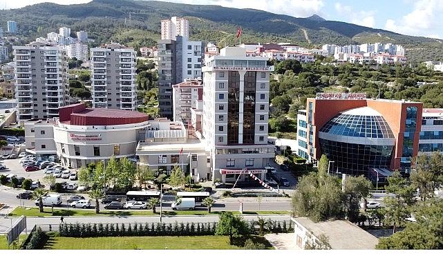 Narlıdere Belediyesi’nden minik öğrencilere çanta ve kırtasiye takviyesi