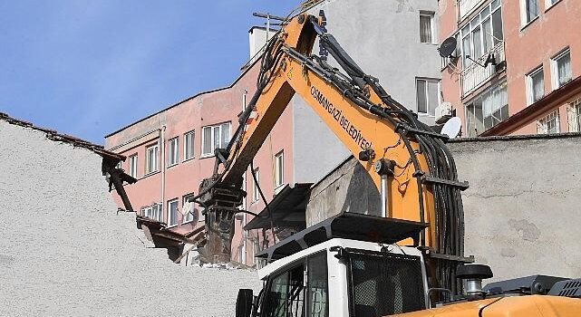 Osmangazi Belediyesi’nden tarihi koruyan yıkım