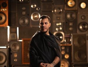 Ozan Kartal’dan geleneksel ritimlere modern yorum: ‘Zeibeck In The Desert’ yayında!