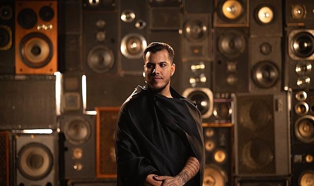 Ozan Kartal’dan geleneksel ritimlere modern yorum: ‘Zeibeck In The Desert’ yayında!