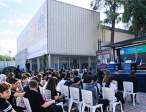 Prof. Dr. Suat Çağlayan ve Prof. Dr. Yılmaz Büyükerşen’den öğrencilere altın bedelinde tavsiyeler