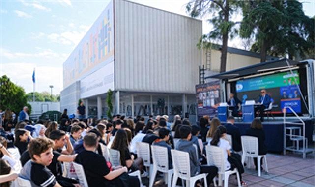 Prof. Dr. Suat Çağlayan ve Prof. Dr. Yılmaz Büyükerşen’den öğrencilere altın bedelinde tavsiyeler