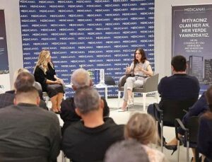 “Sezonun Kıssası: Çeşme’de Yaz” söyleşisi Arkas Sanat Alaçatı’da yapıldı