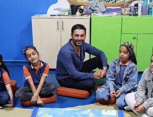 TEGV İstekli Elçisi oyuncu Ozan Akbaba, TEGV Mardin Midyat Tahsil Ünitesi’nde çocuklarla buluştu