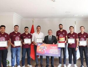 TEKNOFEST kapsamındaki müsabakalarda derece elde eden DEÜ’lü öğrenci ve akademisyenler, tebrik evraklarını DEÜ Rektörü Prof. Dr. Bayram Yılmaz’ın elinden aldı.