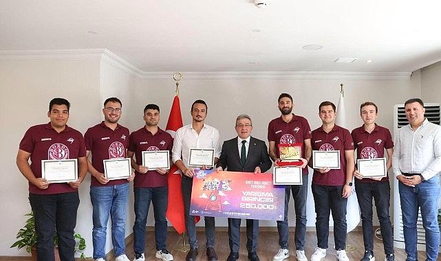 TEKNOFEST kapsamındaki müsabakalarda derece elde eden DEÜ’lü öğrenci ve akademisyenler, tebrik evraklarını DEÜ Rektörü Prof. Dr. Bayram Yılmaz’ın elinden aldı.
