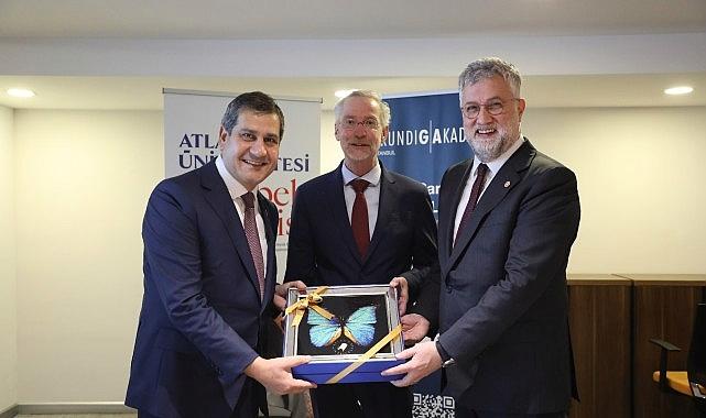 Üniversite, mesleksel eğitim ve profesyonel gelişim için imzalar atıldı