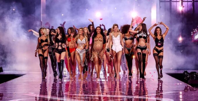 Victoria’s Secret Fashion Show Büyüleyici Bir Geceye İmza Attı