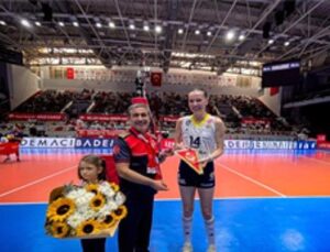 Voleybolun yıldızlarından İzmir İtfaiyesi’ne teşekkür